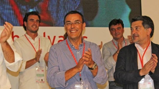 En segunda fila a la izquierda, Rodríguez en 2012 en el XII Congreso Provincial del PSOE de Huelva, con históricos socialistas de la provincia como Ignacio Caraballo, Javier Barrero o Gabriel Cruz