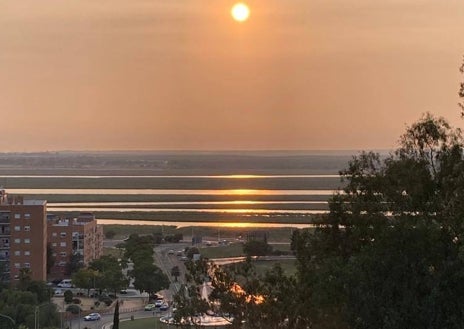 Imagen secundaria 1 - Atardeceres desde la Avenida Alemania y desde el santuario de la Cinta, en Huelva capital