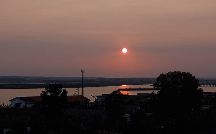 Imagen principal - Atardeceres desde la Avenida Alemania y desde el santuario de la Cinta, en Huelva capital