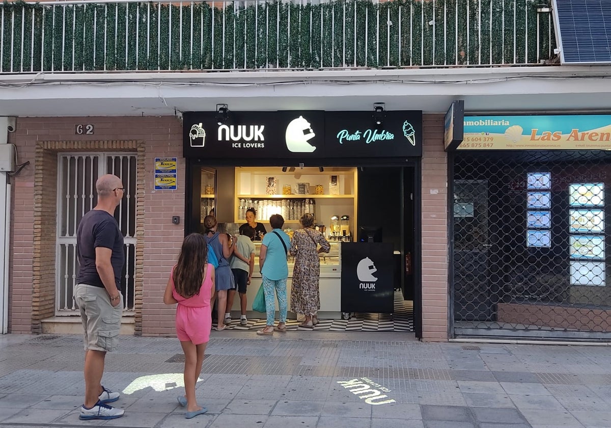 El local de la heladería Nuuk en la calle Ancha de Punta Umbría