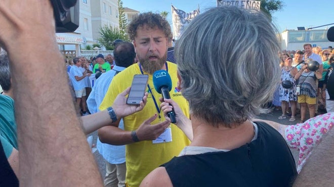 Prudencio Serrano Robles atendiendo a los medios antes de iniciarse la manifestación