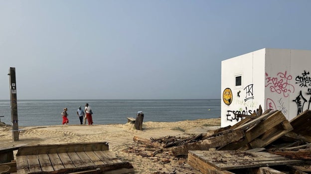 Imagen antes - Una de las bajadas a la playa del Portil rota y después arreglada