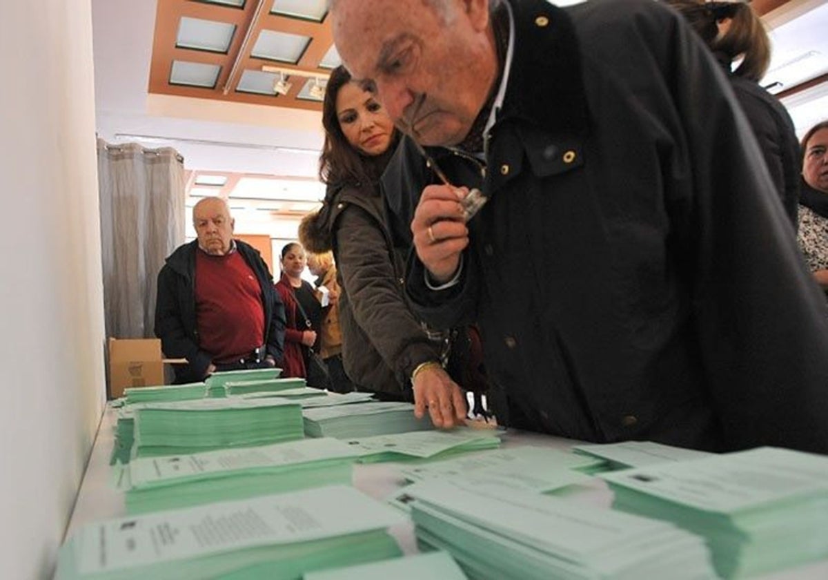 Personas antes de depositar su voto antes de las últimas elecciones