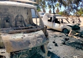 Un incendio en la N-431 afecta a ambos márgenes de la carretera y quema dos vehículos