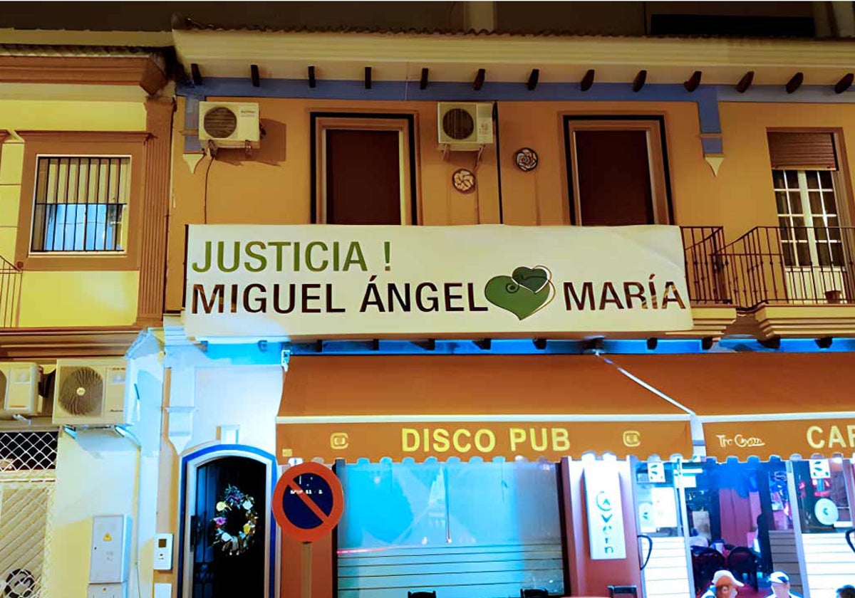 Cartel pidiendo justicia en el balcón de la vivienda donde tuvo lugar la tragedia