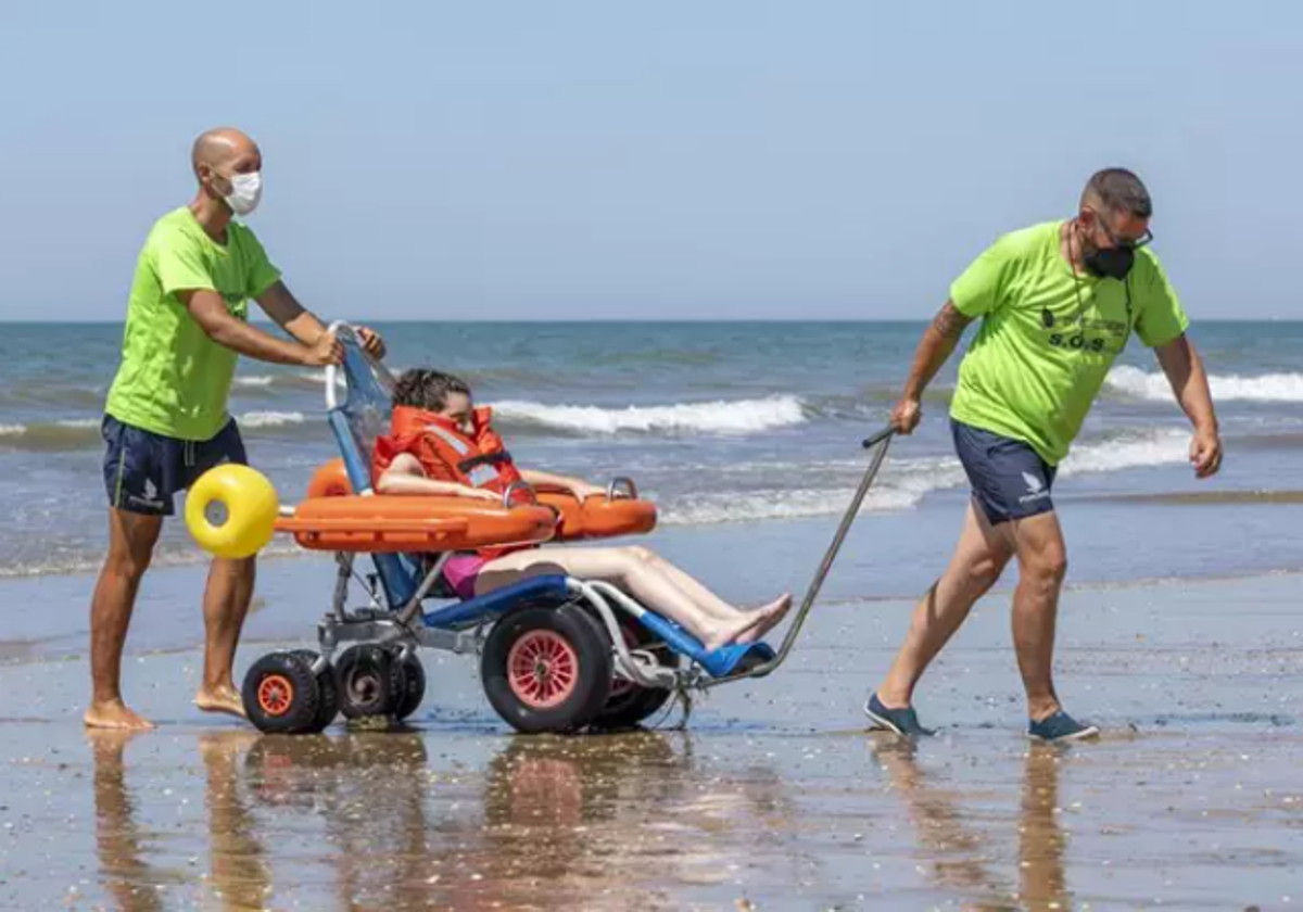 Playa accesible del Espigón en Huelva capital