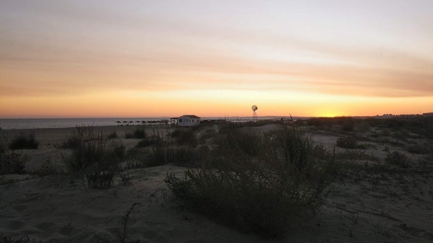 La playa de los Enebrales es un lugar adecuado para contemplar las perseidas en Huelva