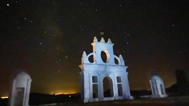 Cielo nocturno desde la Peña de Arias Montano en Alájar, en la Sierra de Huelva