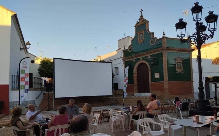 Imagen principal - El ciclo 'Cine en el Pueblo' conquista casi cuarenta municipios de Huelva
