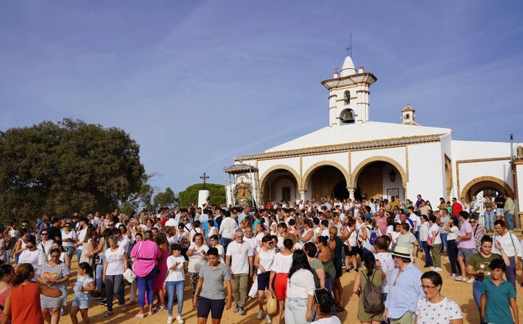 Imagen principal - Miles de moguereños arropan en su traslado a la Virgen de Montemayor
