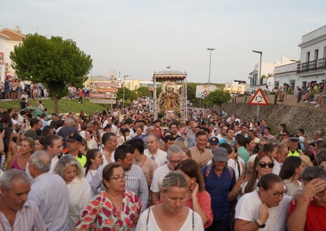 Imagen secundaria 1 - Miles de moguereños arropan en su traslado a la Virgen de Montemayor