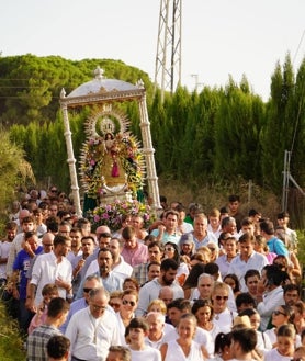 Imagen secundaria 2 - Miles de moguereños arropan en su traslado a la Virgen de Montemayor