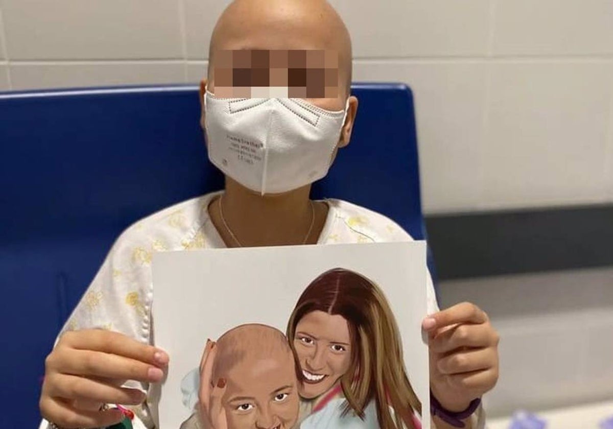 La pequeña Paula con un dibujo que le regaló su madre