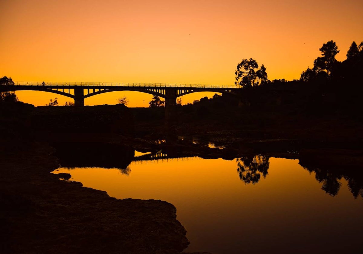 Vista del puente de Gadea sobre el río Tinto, en Villarrasa