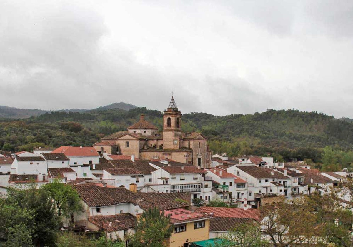 Panorámica de Galaroza en un día lluvioso en la sierra
