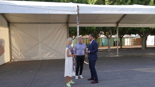 El alcalde de Moguer supervisando una de las casetas de la feria