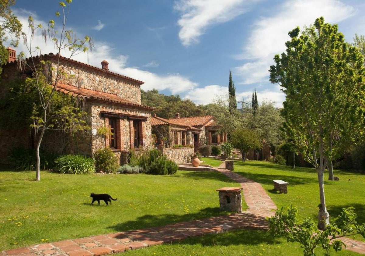 Exterior de la casa rural Molino Río en Alájar