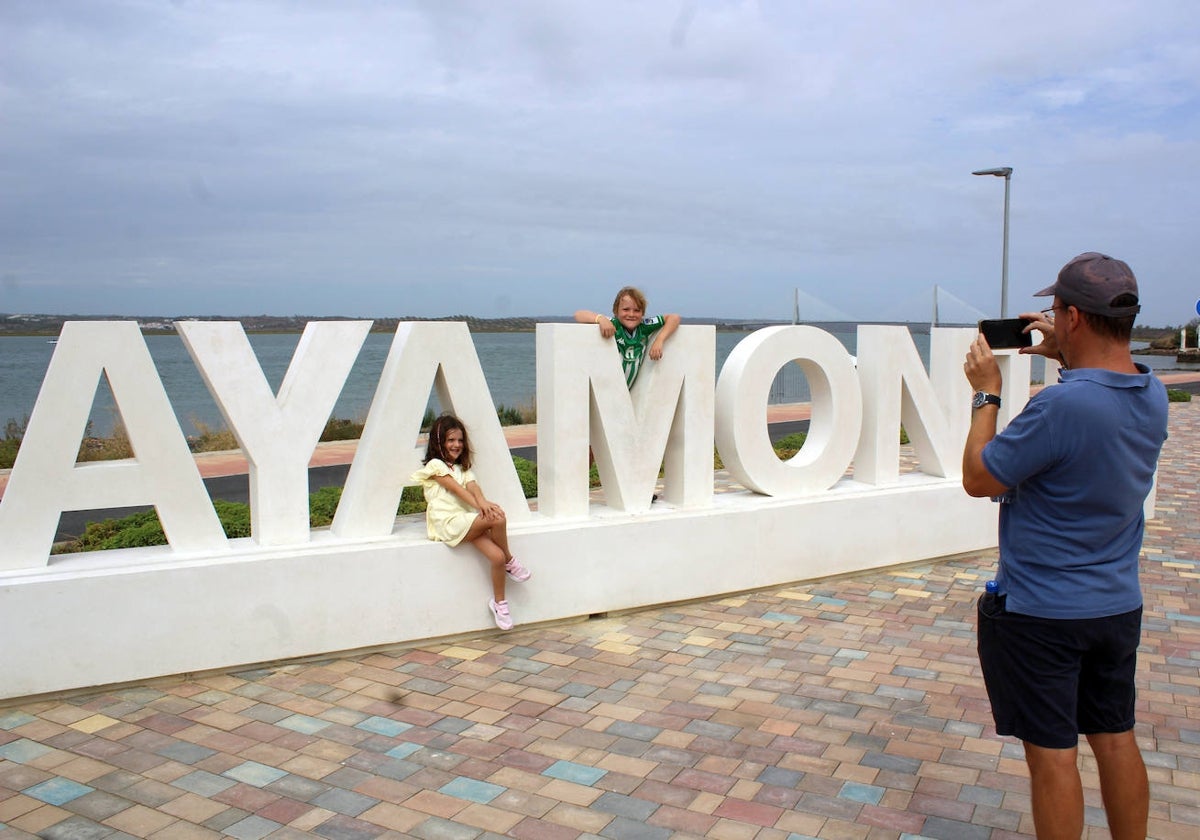 Las letras monumentales ya lucen en Ayamonte junto al río Guadiana