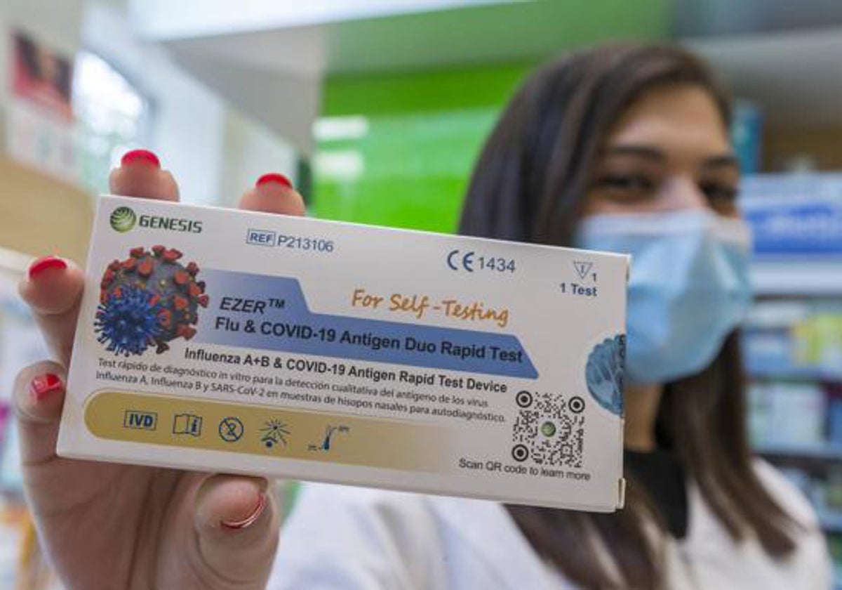 Un test de covid y gripe A y B en una farmacia
