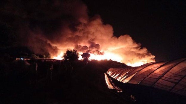 Densas llamas del incendio de Palos, en mitad de la noche