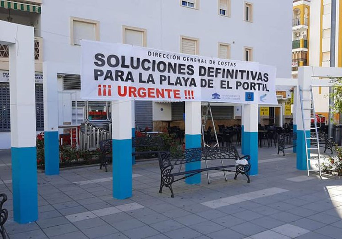 Pancarta en El Portil reclamando a Costas que actúe