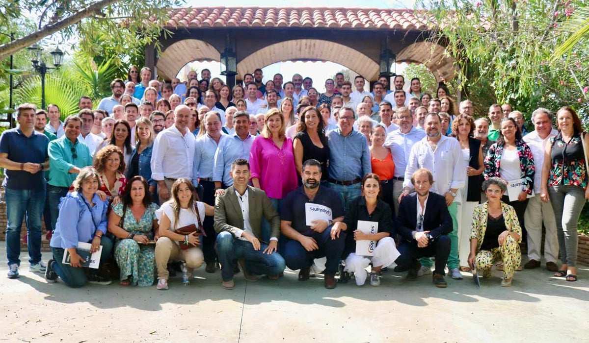 Foto de familia de los participantes en el encuentro 'popular'