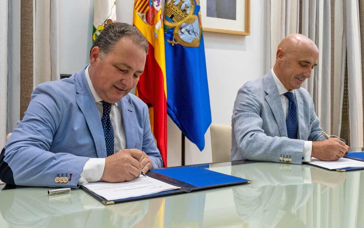 David Toscano y Jesús Velasco firman el acuerdo