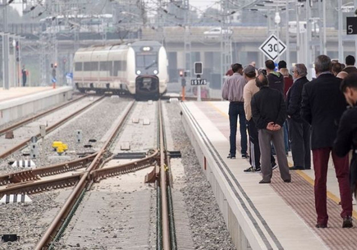 Un tren llega a la estación de Huelva