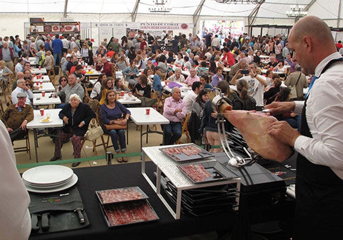 Exhibición de corte de jamón en una anterior edición de la feria