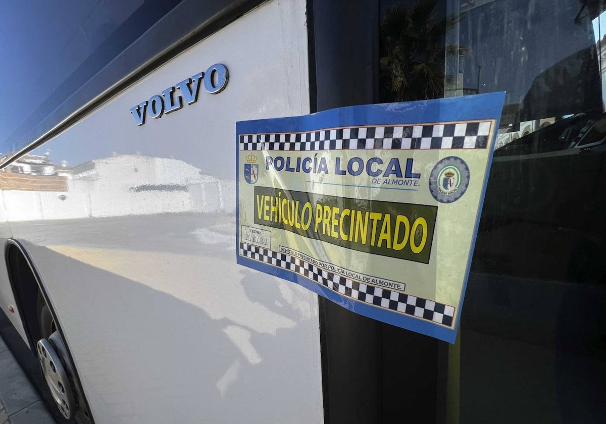 El autobús que venía prestando el servicio de ruta escolar en Almonte, precintado