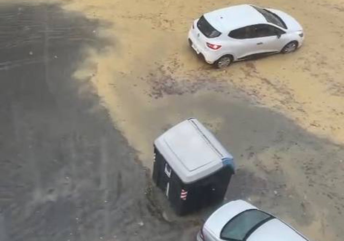 El agua ha arrastrado a contenedores hasta la calzada en algunas zonas de Huelva