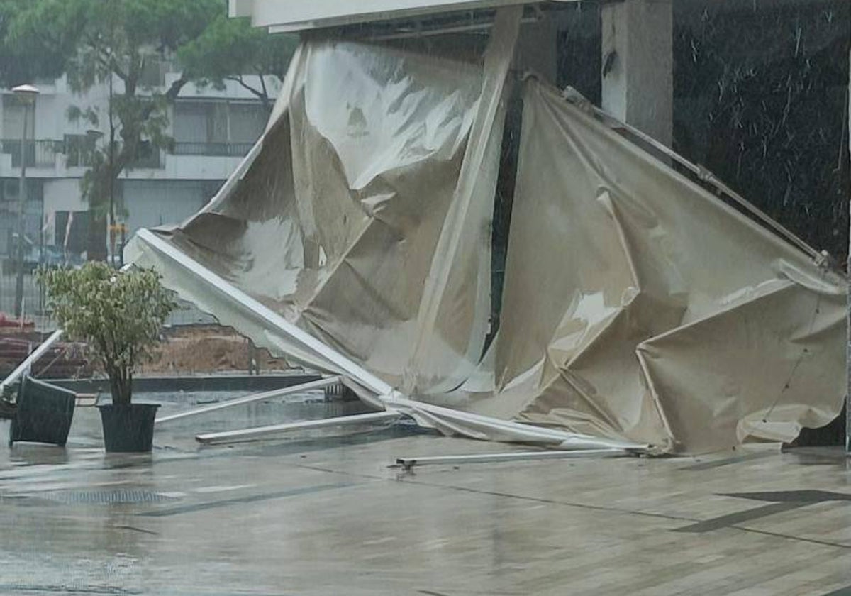 Un toldo derribado en Huelva por el fuerte viento