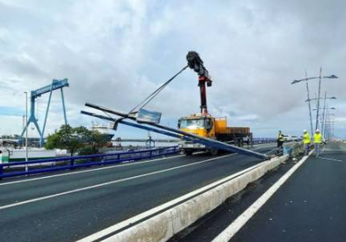 Este martes por la mañana han comenzado a retirar las farolas del puente del Odiel