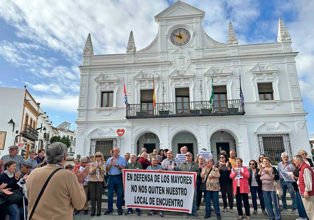 Los mayores frente al edificio consistorial