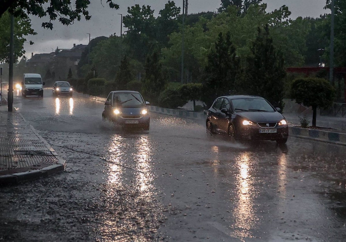 Coches circulando bajo la lluvia