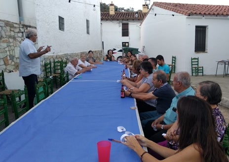 Imagen secundaria 1 - Algunos momento de convivencia y actividades organizadas en Navahermosa en los últimos meses