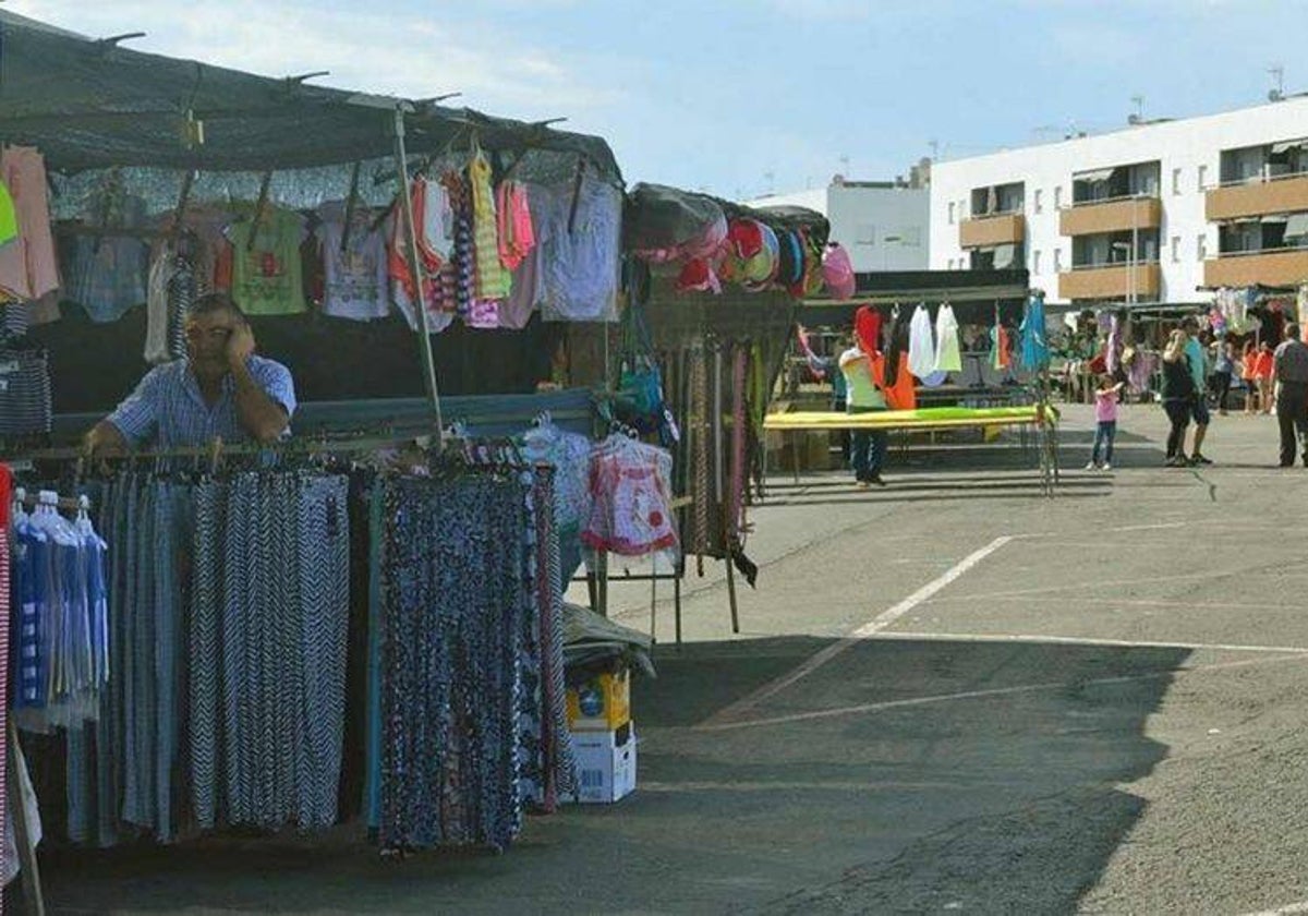 El mercadillo de El Portil se celebra en las proximidades del Centro de Salud