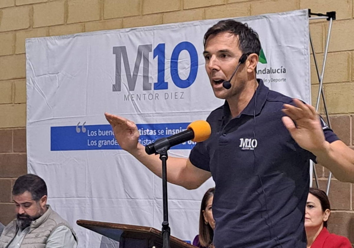 Carlos Marchena, en un momento de su encuentro con escolares de Cartaya