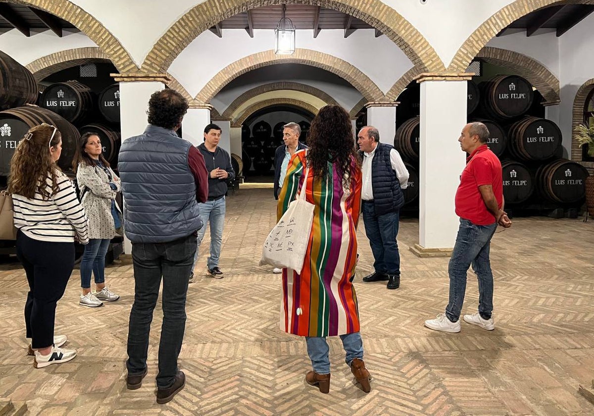 La visita del grupo de agencias de viajes a una de las bodegas del Condado de Huelva