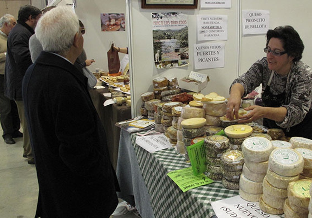 Imagen de archivo de una anterior edición del Mercado del Queso Artesano de Aracena