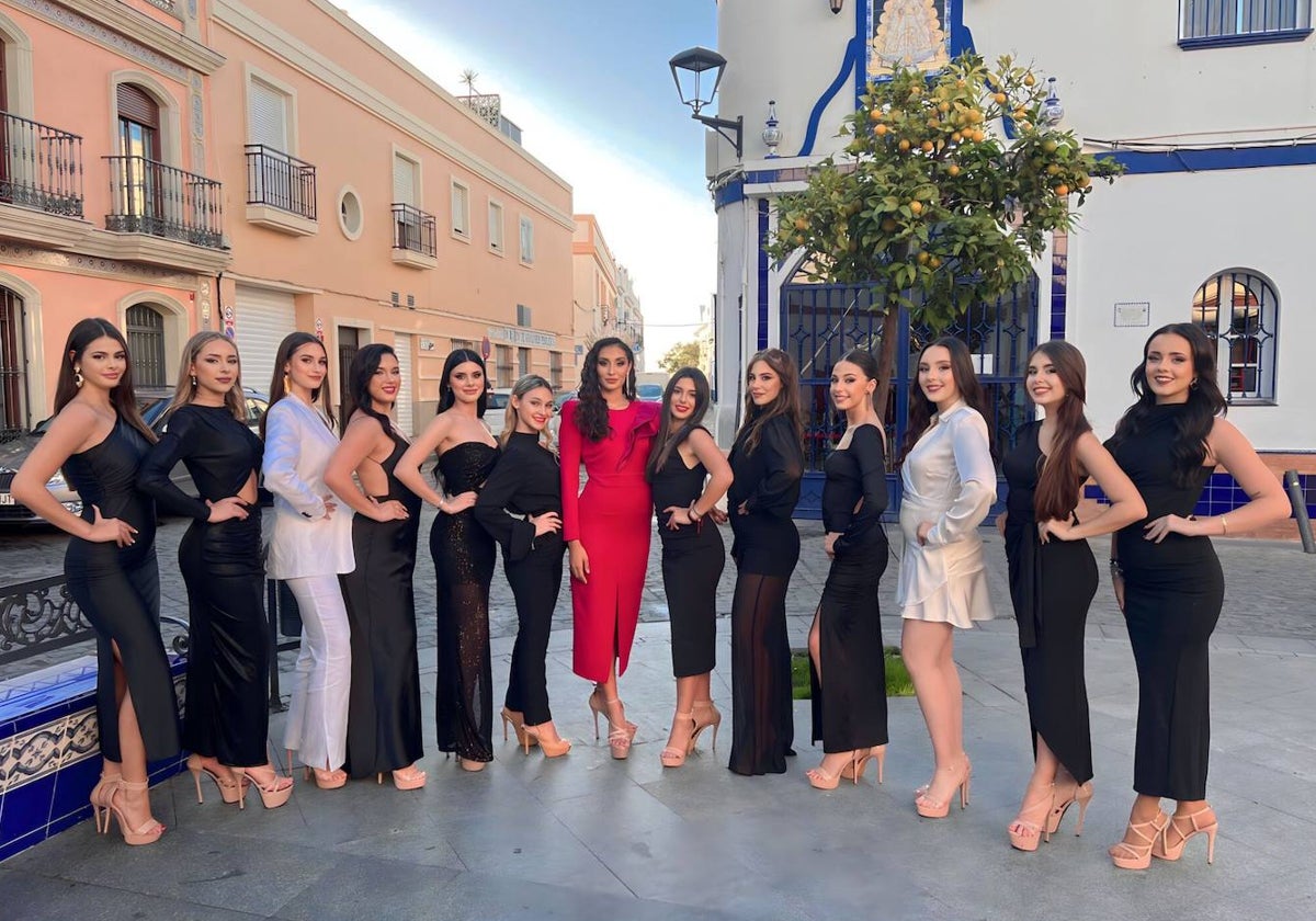 Las 12 candidatas al título de Miss Grand Huelva posando en Isla Cristina