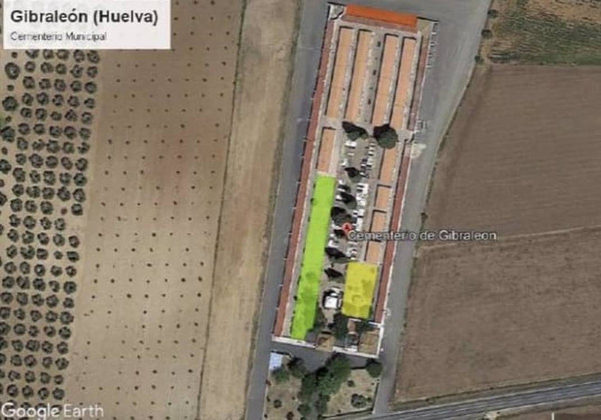 Vista aérea de las fosas del cementerio de Gibraleón