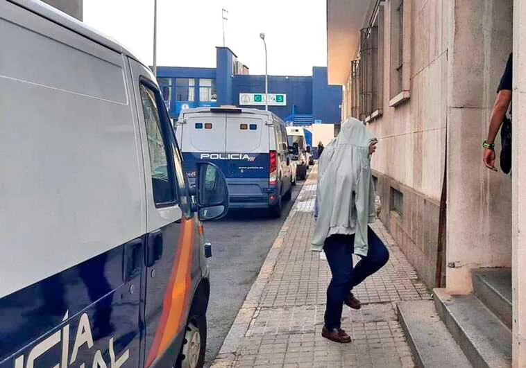 Uno de los acusados entra en la Audiencia de Huelva el primer día de juicio