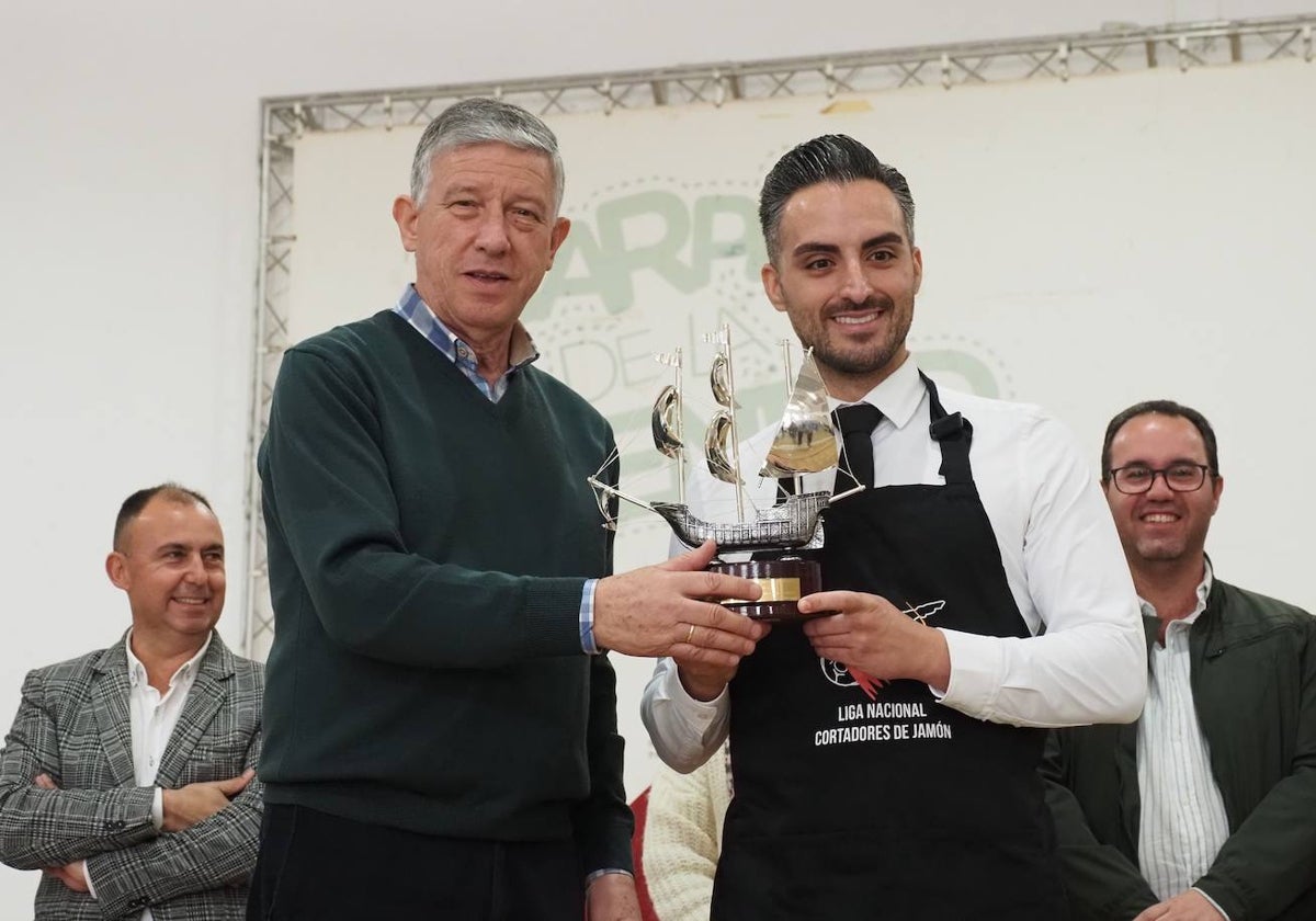 Carmelo Romero, alcalde de Palos de la Frontera, con Antonio Gómez, ganador del concurso