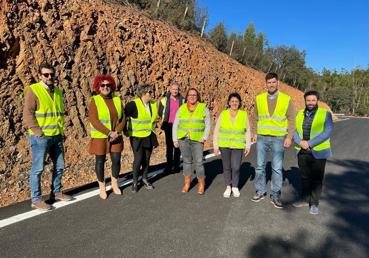 Visita de las autoridades a un tramo de la carretera que une La Nava y Encinasola