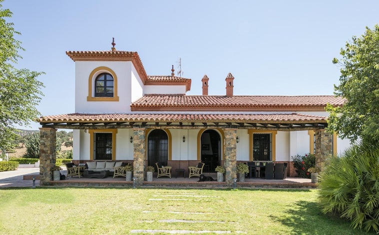 Imagen principal - Así es el impresionante cortijo de Zufre que es la propiedad más cara a la venta en la provincia de Huelva