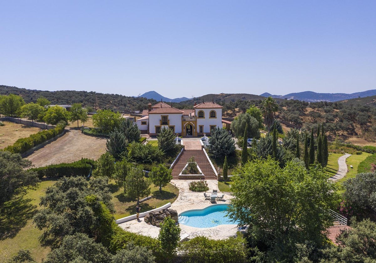Vista aérea de la vivienda a la venta en Zufre
