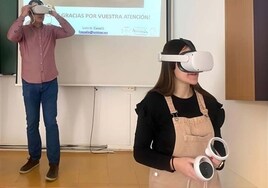 Una alumna prueba unas gafas de realidad virtual
