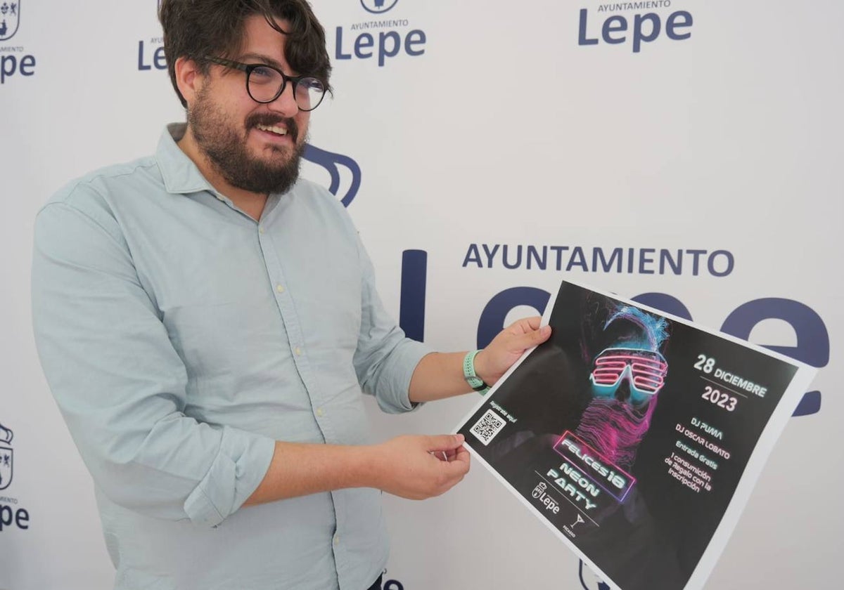 Aurelio Madrigal, concejal de Juventud del Ayuntamiento de Lepe, presentando los detalles de la fiesta