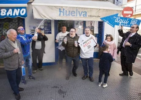 Imagen secundaria 1 - Tres momentos de felicidad por la llegada de 'El Gordo'. Arriba en Punta Umbría en 2020. Abajo en Huelva capital en 2018 y en Villarrasa en 2012